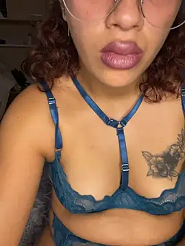 Snapshot of BiaaSexxy chatting on July 19, 6:33 pm BiaaSexxy online show from July 19, 6:33 pm