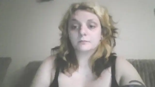 Snapshot of liltrinketgirl chatting on July 17, 8:10 am liltrinketgirl online show from July 17, 8:10 am