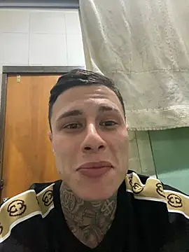 Snapshot of novin_tatuado02 chatting on July 3, 4:19 am novin tatuado02 online show from July 3, 4:19 am