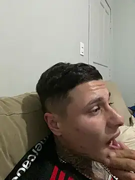 Snapshot of novin_tatuado02 chatting on July 4, 2:40 am novin tatuado02 online show from July 4, 2:40 am