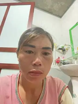 Snapshot of quyquy01 chatting on July 14, 8:47 pm quyquy01 online show from July 14, 8:47 pm