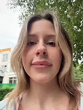 Snapshot of BellaBlash chatting on July 20, 3:36 pm BellaBlash online show from July 20, 3:36 pm