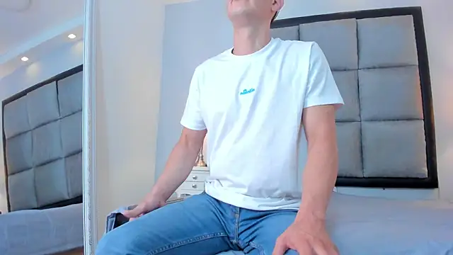Snapshot of Axel_wolfe chatting on July 20, 8:33 pm Axel wolfe online show from July 20, 8:33 pm