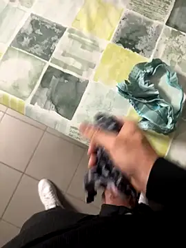 Snapshot of swissboy22 chatting on October 22, 2:06 pm swissboy22 online show from October 22, 2:06 pm