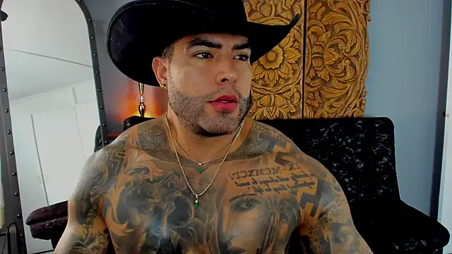 Snapshot of Aaron_Vega chatting on August 3, 1:49 pm Aaron Vega online show from August 3, 1:49 pm