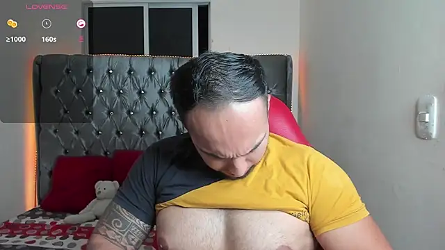 Snapshot of mrloganfuck1 chatting on June 17, 5:43 am mrloganfuck1 online show from June 17, 5:43 am