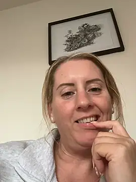 Elegant Erin online show from August 4, 5:59 pm