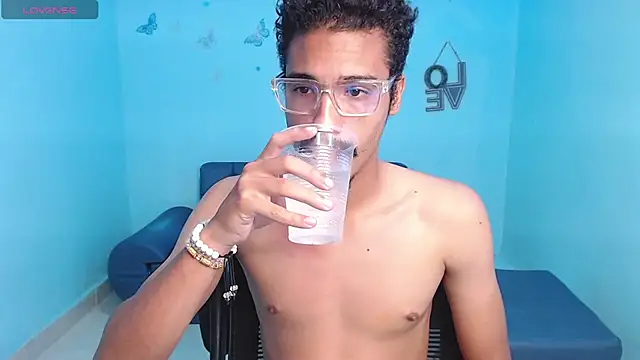 Snapshot of wolf_vip_ chatting on August 3, 8:23 pm wolf vip online show from August 3, 8:23 pm
