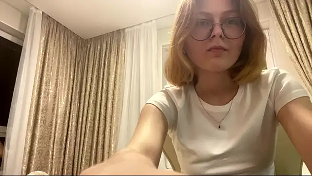 Snapshot of ViennaKiss chatting on August 7, 11:45 am ViennaKiss online show from August 7, 11:45 am