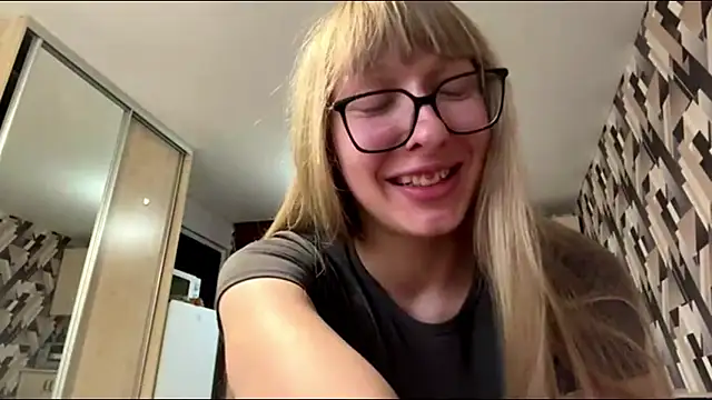 Snapshot of GoldenFrames chatting on August 7, 4:09 pm GoldenFrames online show from August 7, 4:09 pm
