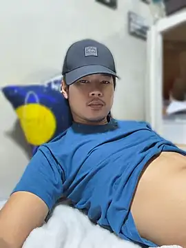 Snapshot of chinito_04 chatting on August 9, 12:23 am chinito 04 online show from August 9, 12:23 am