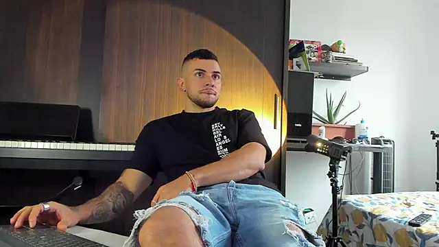 logan smith online show from April 5, 9:23 pm