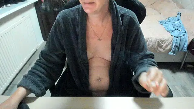 minoesje37 online show from November 1, 8:33 pm