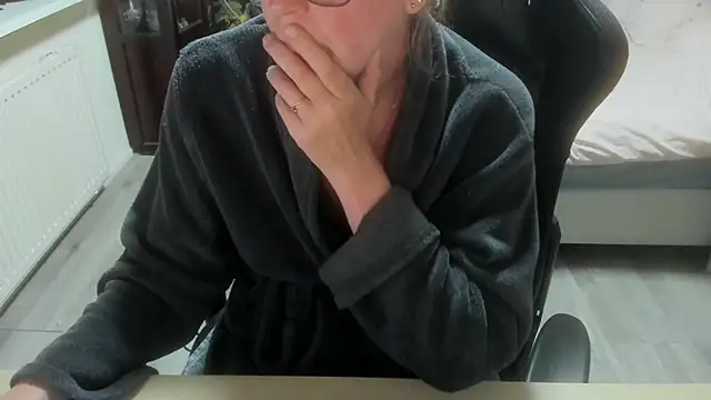 minoesje37 online show from April 20, 7:48 pm