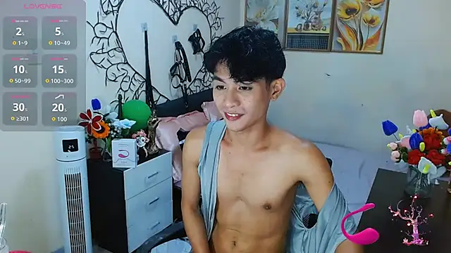 Snapshot of WildestTwink chatting on November 4, 5:45 pm WildestTwink online show from November 4, 5:45 pm