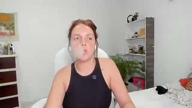 Snapshot of thered_QueenX chatting on February 13, 12:35 am thered QueenX online show from February 13, 12:35 am