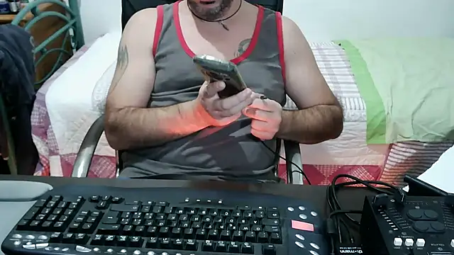 Snapshot of Italian_dark_desire chatting on November 18, 9:58 am Italian dark desire online show from November 18, 9:58 am