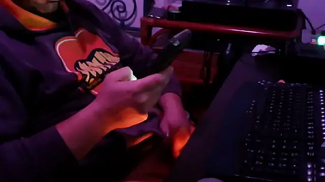 Snapshot of Italian_dark_desire chatting on November 27, 8:27 am Italian dark desire online show from November 27, 8:27 am