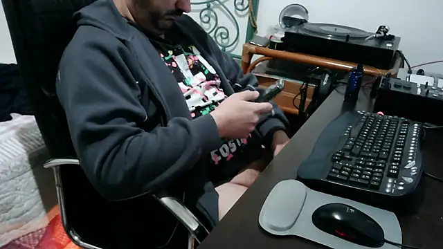 Snapshot of Italian_dark_desire chatting on November 27, 10:01 pm Italian dark desire online show from November 27, 10:01 pm