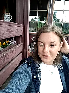 Snapshot of SwedishJennifer chatting on June 10, 1:32 pm SwedishJennifer online show from June 10, 1:32 pm