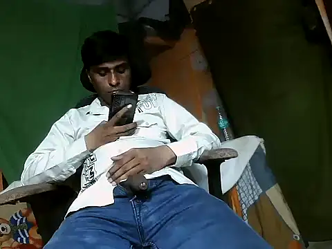 Snapshot of desiboy1101 chatting on October 28, 1:58 pm desiboy1101 online show from October 28, 1:58 pm