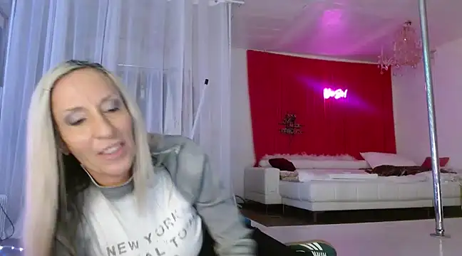 Snapshot of Sweet-Ginger chatting on December 16, 10:45 pm Sweet-Ginger online show from December 16, 10:45 pm