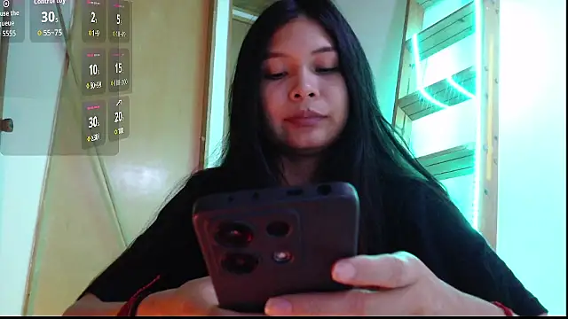 Snapshot of evolet01 chatting on February 18, 2:40 am evolet01 online show from February 18, 2:40 am