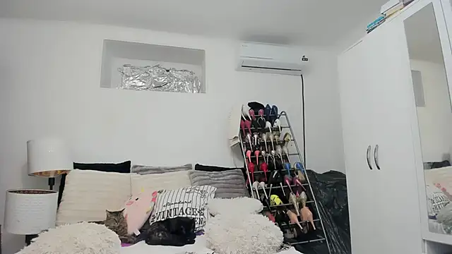 juliahayessxx online show from November 11, 7:03 pm