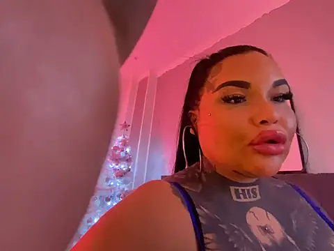 Snapshot of _MelinaCurves_ chatting on December 19, 10:10 pm MelinaCurves online show from December 19, 10:10 pm
