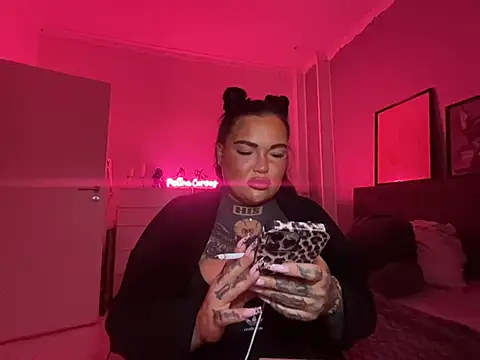 Snapshot of _MelinaCurves_ chatting on January 8, 10:37 pm MelinaCurves online show from January 8, 10:37 pm