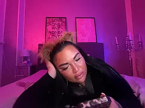 Snapshot of _MelinaCurves_ chatting on January 27, 12:01 am MelinaCurves online show from January 27, 12:01 am