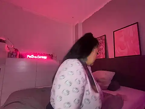 Snapshot of _MelinaCurves_ chatting on February 4, 9:52 pm MelinaCurves online show from February 4, 9:52 pm