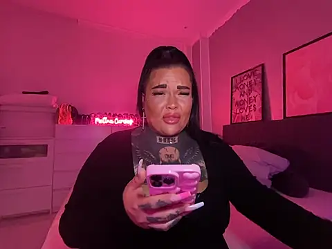 Snapshot of _MelinaCurves_ chatting on February 10, 10:30 pm MelinaCurves online show from February 10, 10:30 pm
