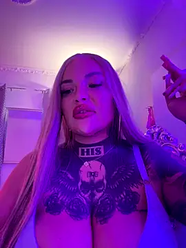 Snapshot of _MelinaCurves_ chatting on October 1, 8:37 pm MelinaCurves online show from October 1, 8:37 pm