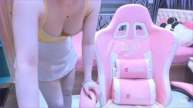 Snapshot of Toyota_Motor_Corporation chatting on April 6, 11:38 pm Toyota Motor Corporation online show from April 6, 11:38 pm