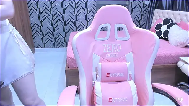 Snapshot of Toyota_Motor_Corporation chatting on April 7, 11:37 pm Toyota Motor Corporation online show from April 7, 11:37 pm