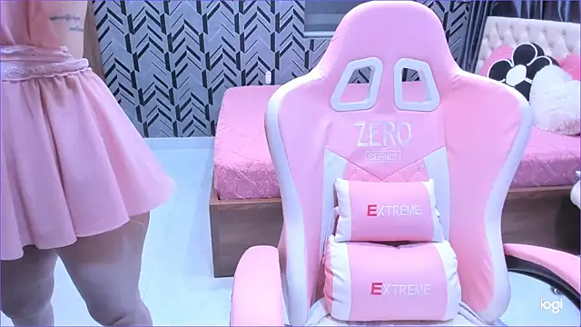 Snapshot of Toyota_Motor_Corporation chatting on April 8, 11:37 pm Toyota Motor Corporation online show from April 8, 11:37 pm