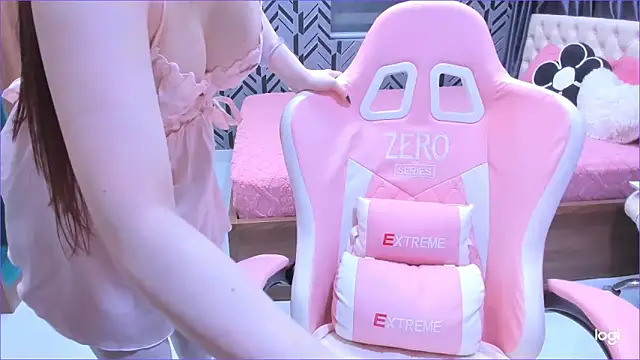 Snapshot of Toyota_Motor_Corporation chatting on April 15, 11:49 pm Toyota Motor Corporation online show from April 15, 11:49 pm