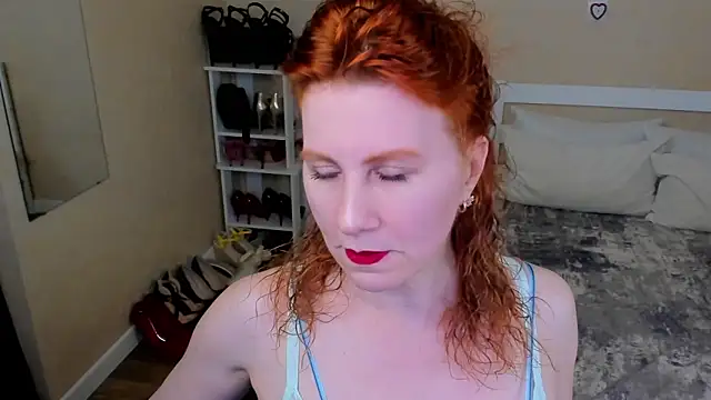 FoxySophia online show from June 10, 5:45 pm
