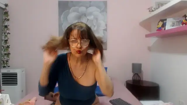 CindyCrawford online show from April 7, 3:51 am