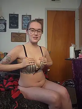 Izzy Hellbourne online show from June 1, 5:58 pm