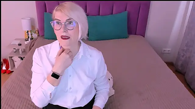 sabrinamacmarren online show from November 18, 7:57 am