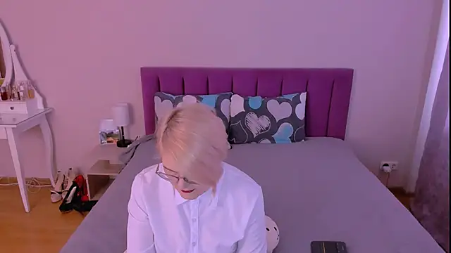 sabrinamacmarren online show from February 8, 8:29 am