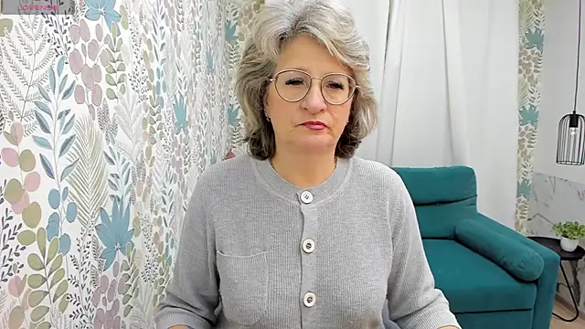 Snapshot of EvelynJoyful chatting on December 2, 5:15 am EvelynJoyful online show from December 2, 5:15 am