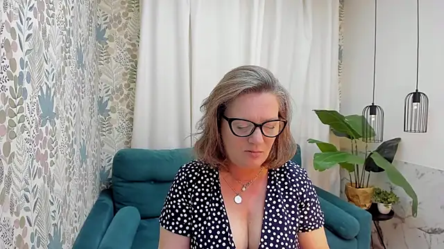 Snapshot of LeaPure chatting on August 9, 5:12 am LeaPure online show from August 9, 5:12 am