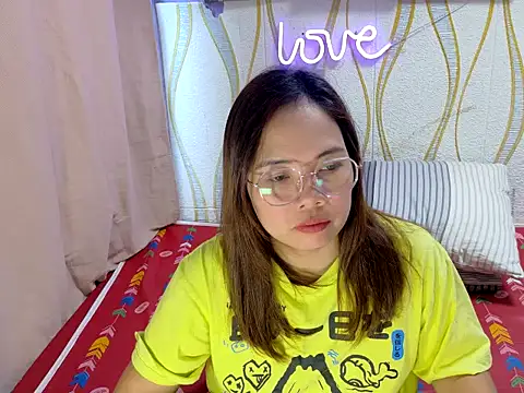 BURBERRY69 online show from March 15, 11:55 pm