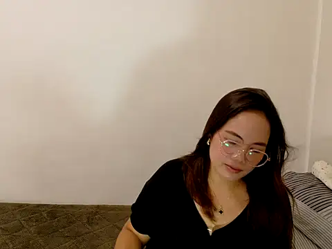 BURBERRY69 online show from April 8, 12:16 pm