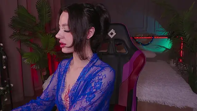 Snapshot of Devilinee chatting on December 12, 6:57 am Devilinee online show from December 12, 6:57 am