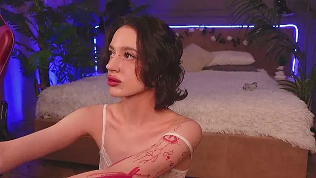 Snapshot of Devilinee chatting on November 16, 6:19 am Devilinee online show from November 16, 6:19 am