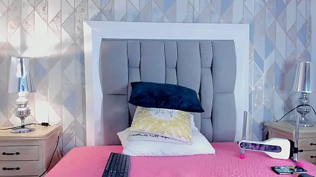 Snapshot of Princsgirl_ chatting on February 8, 7:17 pm Princsgirl online show from February 8, 7:17 pm